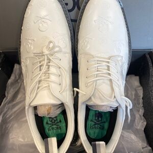 G/FORE MEN'S GALLIVANTER EMBOSSED SKULL & TEES LEATHER GOLF SHOE